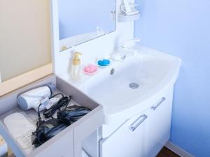 宫古岛Hotel Shion no Umi - Vacation STAY 13823v的白色的浴室设有水槽和镜子