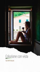 索维奇勒Antico Borgo di Torri的坐在窗户上的女士,手持手机