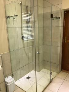 帕尔橡树旅舍的浴室里设有玻璃门淋浴