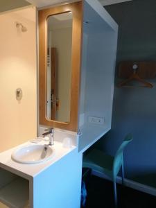 威特班克SUN1 WITBANK的一间带水槽和镜子的浴室