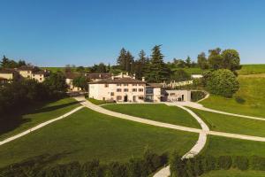 格雷扎纳Ca' del Moro Wine Retreat的享有大庄园和房屋的空中景致