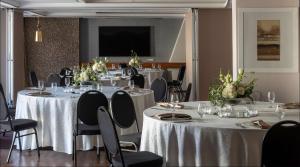 开普敦Hyatt Regency Cape Town的配有桌椅和白色桌布的房间