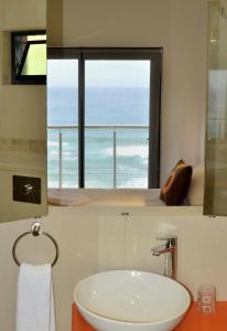 格林费尔海豚海岸旅馆的一间浴室