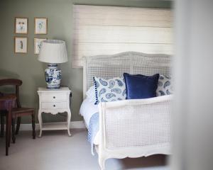 Barford Saint MichaelThe George Inn的卧室配有白色床和蓝色及白色枕头