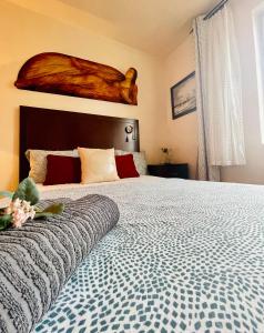 布达佩斯卡塔琳盘兹奥酒店的一间卧室配有一张大床和木制床头板