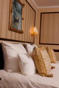 杜塞尔多夫Hotel Villa Achenbach的配有白色枕头的床的酒店客房