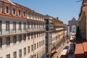 里斯本Ferraria XVI FLH Hotels Lisboa的享有城市街道和建筑的景色