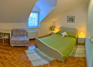 卡什泰拉索莱维别墅酒店的一间卧室配有绿色的床和椅子
