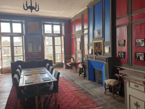 ChâteauponsacLe Chateau的客厅配有桌子和壁炉