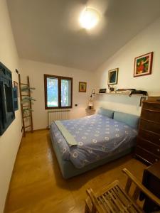奥尔贝泰洛Casa ai Poggi dell'Argentario的一间卧室,卧室内配有一张大床