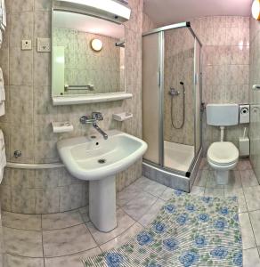 卡什泰拉索莱维别墅酒店的一间带水槽、淋浴和卫生间的浴室