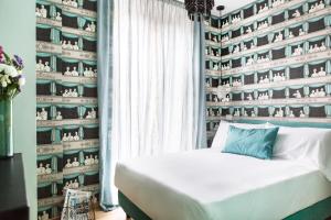 罗马萨洛托蒙蒂酒店的一间卧室配有一张床和一张架子的墙壁