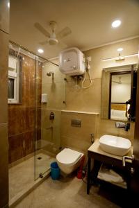 新德里Wongdhen House的带淋浴、卫生间和盥洗盆的浴室