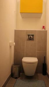 科尔马At home in the center of Colmar的一间带卫生间和黄色橱柜的浴室