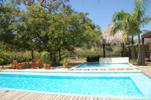 塔马林多Casa Almendra的庭院内带凉亭的游泳池