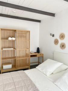 尼姆Chambre indépendante avec terrasse privée et piscine的卧室配有白色的床和书桌