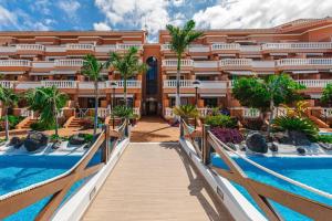 美洲海滩Tenerife Royal Gardens One Bedroom Apartment的通往游泳池的木制走道