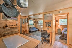 拉派恩High Lakes Hideaway La Pine Fishing Cabin!的一个带书桌的家庭办公室和一间卧室