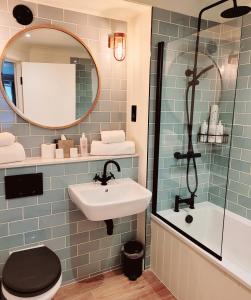 萨顿灰狗酒店的一间带水槽和镜子的浴室