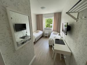 斯图吕曼Hotell Luspen的酒店客房,配有床和镜子