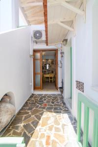 库卡里Artistic house的石头地板房子的走廊
