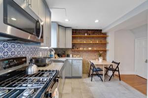 Stylish Rowhome-Fishtown-Near Shops的厨房或小厨房