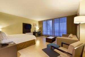 巴拿马城Holiday Inn Panama Distrito Financiero, an IHG Hotel的酒店客房配有床、沙发和椅子
