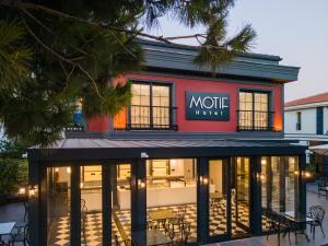 切什梅Motif Hotel Çeşme的咖啡馆前有标牌