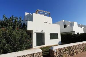 埃斯·梅卡达尔Villa SA CALMA ESVENTADA - Relax y confort a sólo 5 minutos de la playa的前面有栅栏的白色房子