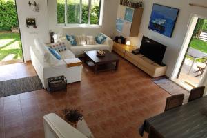 埃斯·梅卡达尔Villa SA CALMA ESVENTADA - Relax y confort a sólo 5 minutos de la playa的带沙发和电视的客厅