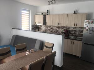 克卢日-纳波卡Home sweet home的厨房配有桌椅和冰箱。
