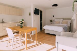 特劳恩基兴Bacherlhaus的小型公寓 - 带一间卧室、一张桌子和一张床