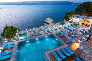 居吕克Güllük Yalı Boutique Otel的享有游泳池的顶部景致,享有水景