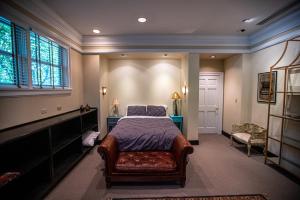 刘易斯堡Washington Street Quarters的一间卧室配有一张床、一张沙发和一个窗口