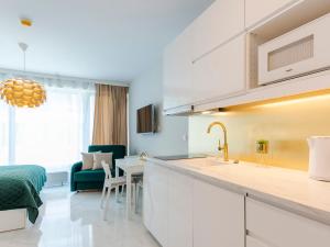 斯维诺乌伊希切VacationClub ApartPark Lividus Apartament 137的厨房配有水槽和台面