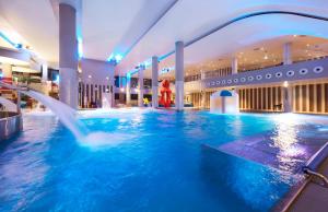 斯维诺乌伊希切VacationClub ApartPark Lividus Apartament 137的一座带喷泉的酒店游泳池