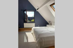 扎科帕内Fresh Cosy Flat In Zakopane Center的卧室配有白色的床和窗户。