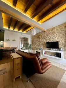 萨莫拉LA CASITA的客厅配有真皮沙发和电视