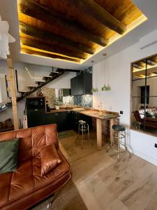 萨莫拉LA CASITA的带沙发的客厅和厨房