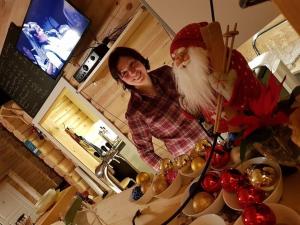SnåsaGrana Bryggeri的站在厨房里,穿着圣诞装饰的男女