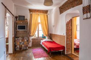 利沃夫Historical Center of Lviv的一间卧室设有红色的床和窗户。
