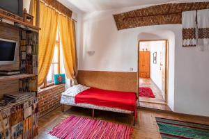 利沃夫Historical Center of Lviv的一间卧室配有红色的床和镜子