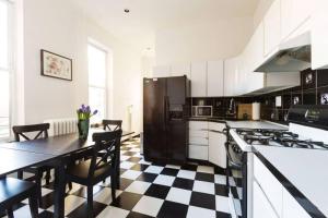 纽约4 Bedroom NYC Apartment的厨房铺有黑白的格子地板。