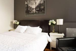纽约4 Bedroom NYC Apartment的一间卧室配有一张白色的床和黑色床头板