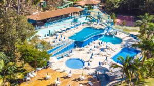 波苏斯-迪卡尔达斯Hotel Vilage Inn All Inclusive Poços de Caldas的享有度假村游泳池的顶部景致