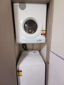 芒格努伊山安克雷奇公寓的洗衣机和烘干机的顶部设有洗衣机