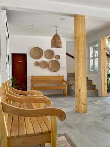 杰里科科拉Pousada Nativa Jeri的客厅设有长凳和木头墙壁