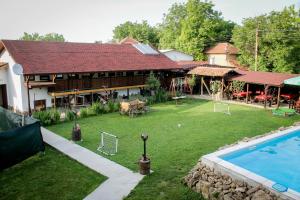 克鲁舒纳Къща за гости "Крушунско ханче"的一座带游泳池的庭院
