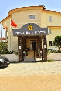 锡德Nora Suit Hotel的前面有车的旅馆