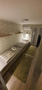 扎马迪FortunaBeachHouse的一间设有两张床和两张地毯的房间